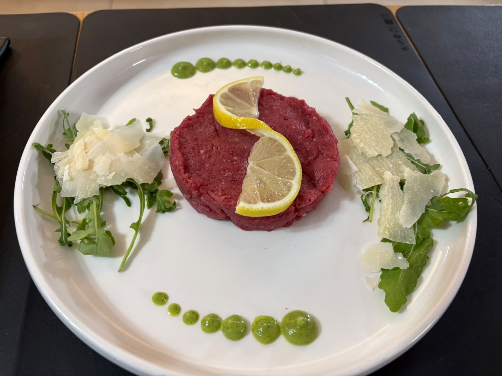 Battuta al coltello di vitella fassona con parmigiano e rucola