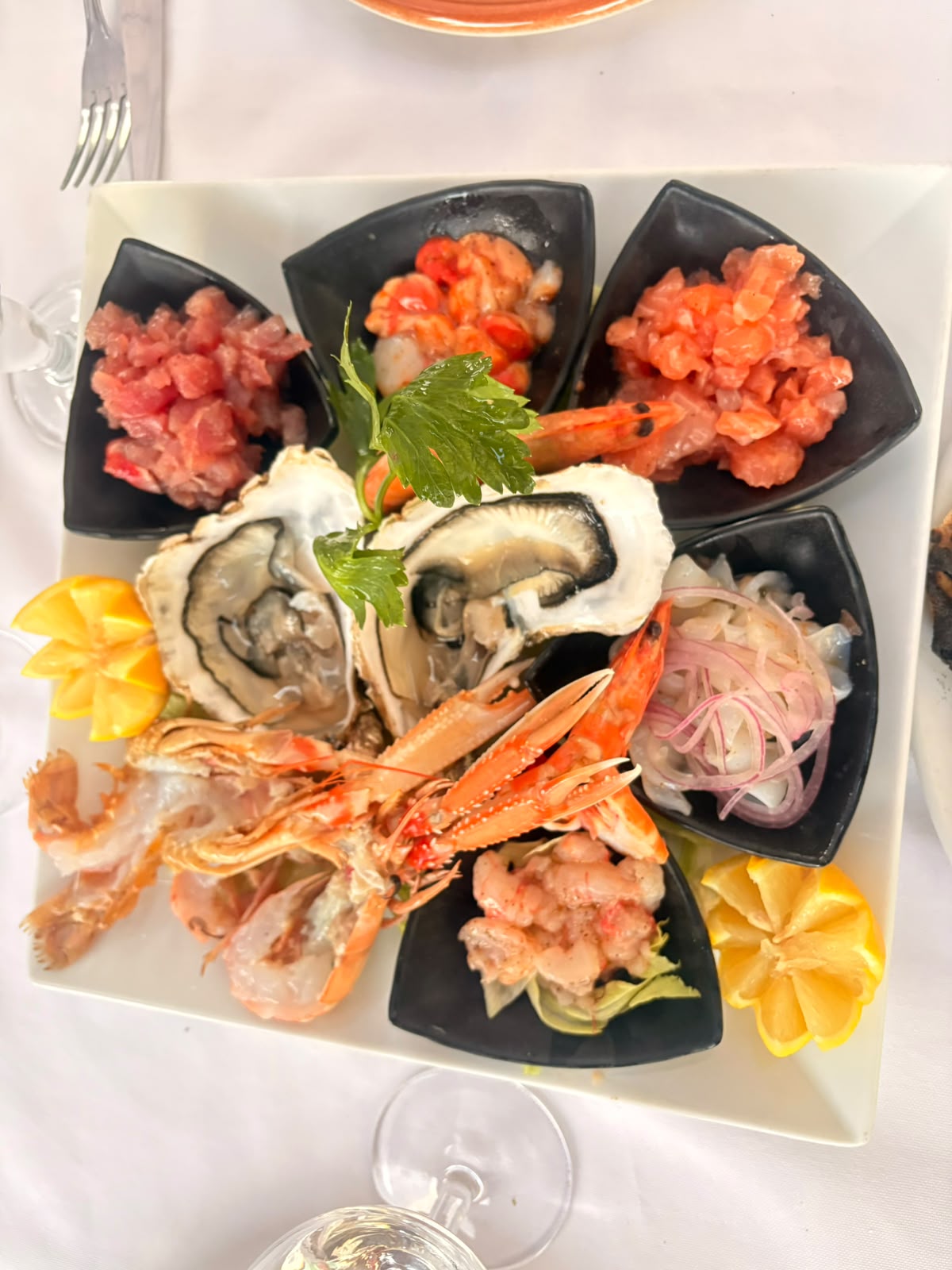 Antipasto di crudo di mare con ostriche, gamberi, tartare e scampi