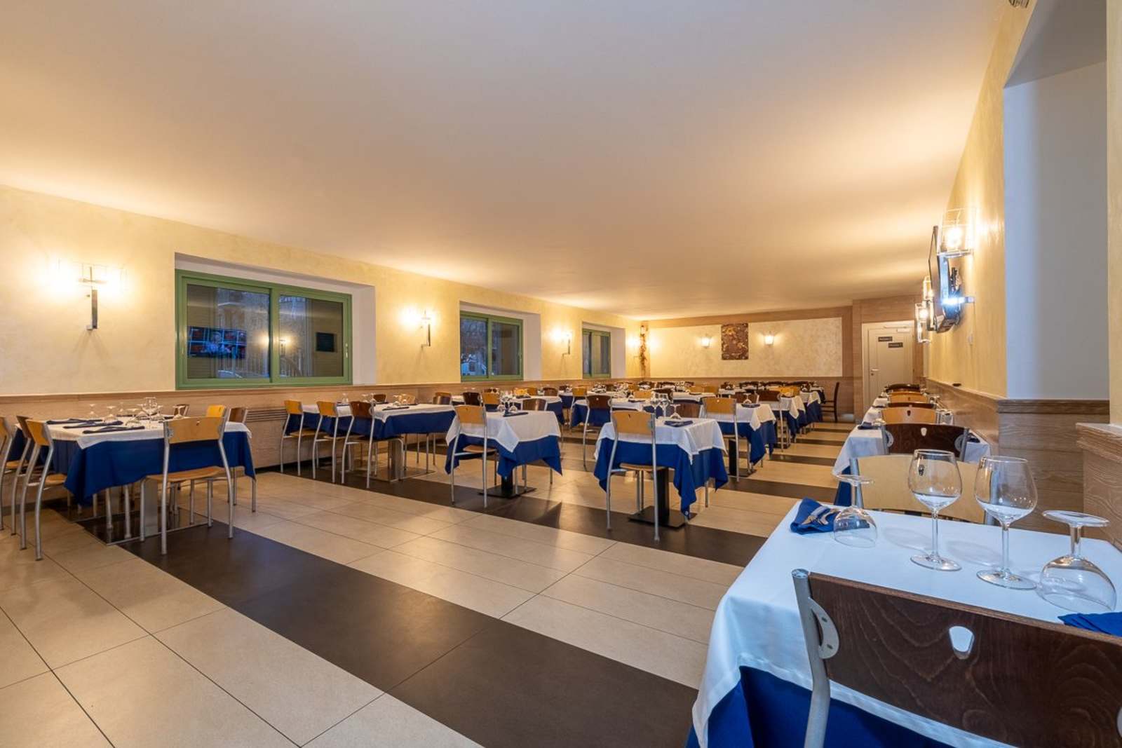 Ampia sala del ristorante con tavoli apparecchiati