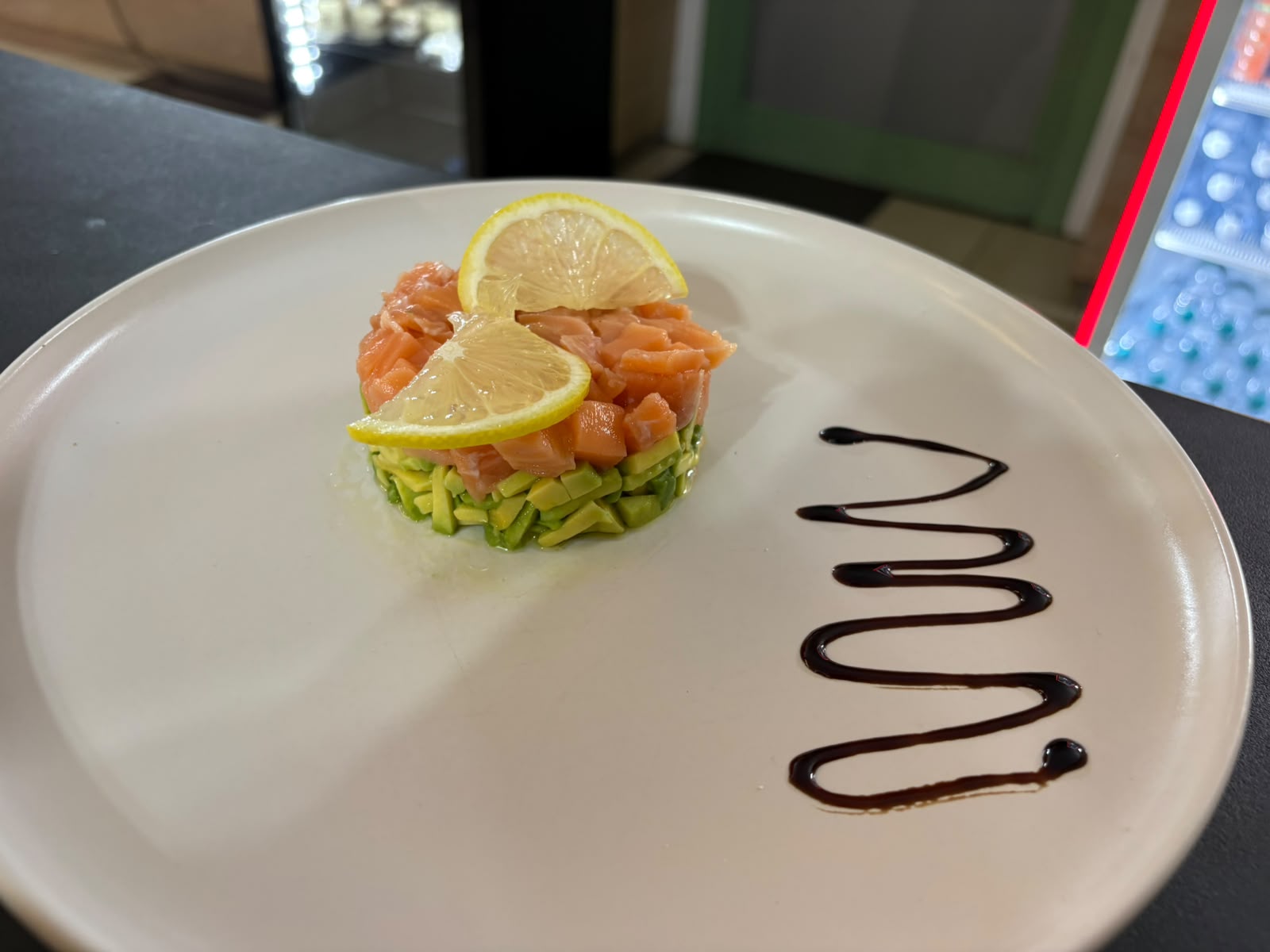 Tartare di salmone con avocado ed erba cipollina